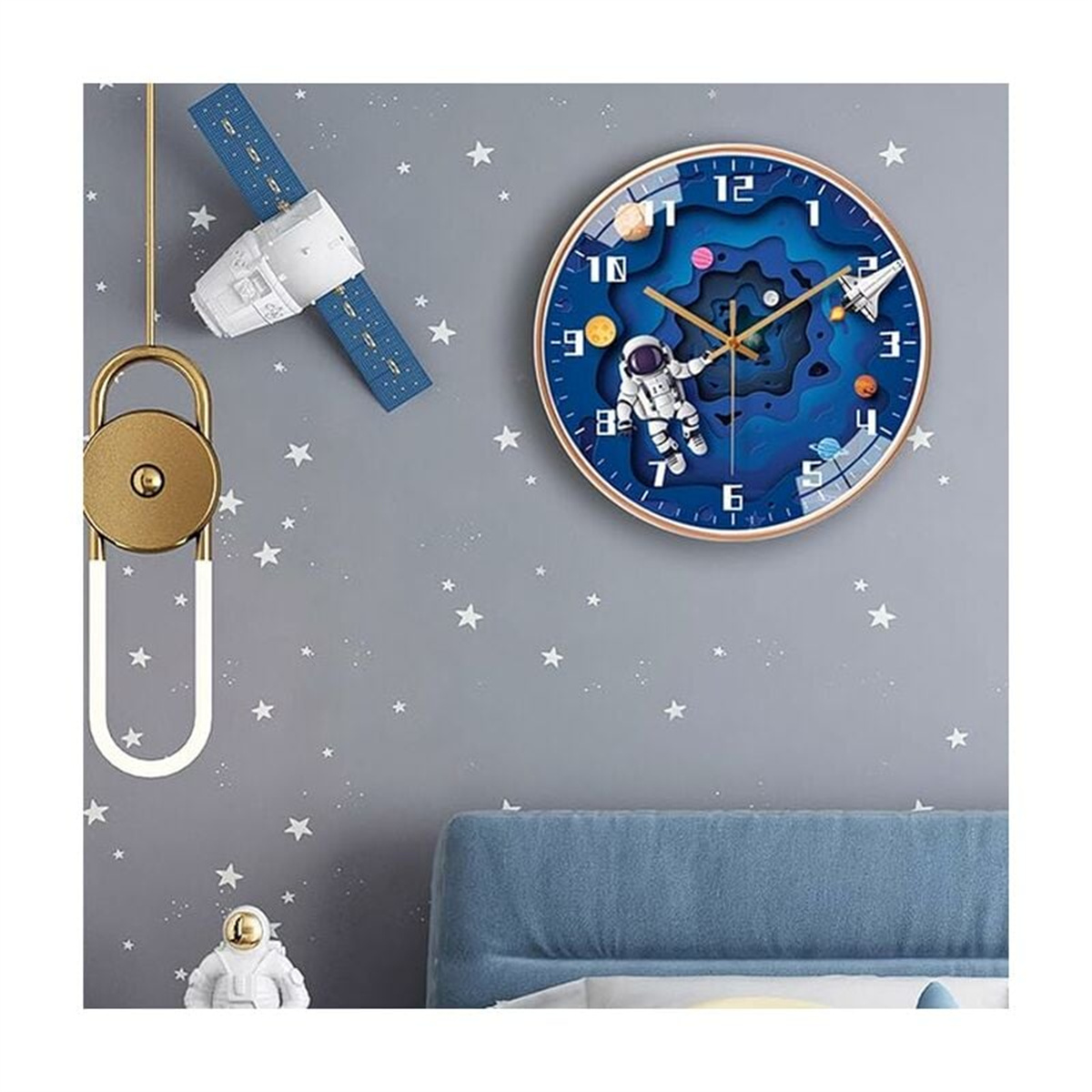 Astronautenuhr an der Wand. Mit Astronautenfigur, Satellit und Sterndetails.
