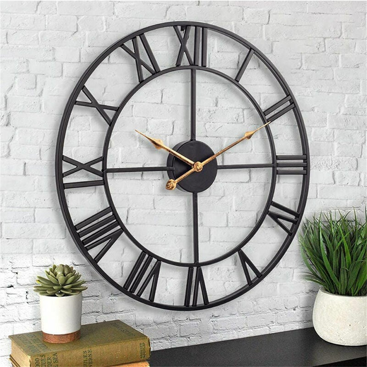 Schwarze, runde Metall-Wanduhr mit römischen Ziffern und goldenen Zeigern.