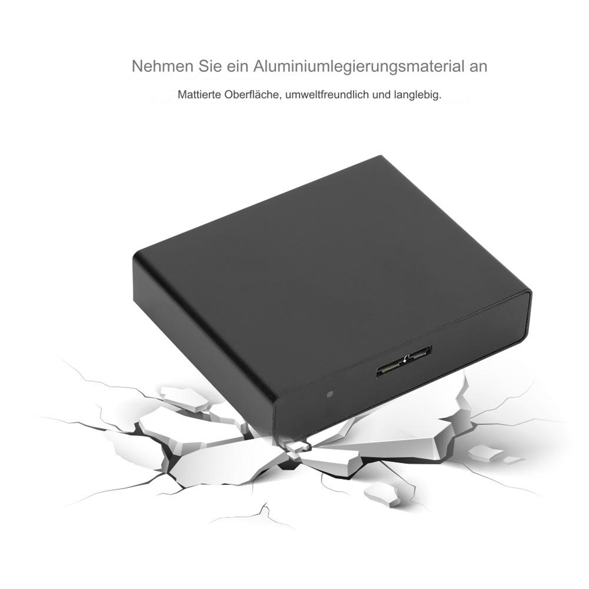 Ein schwarzes rechteckiges Gerät, möglicherweise eine Festplatte oder ein Adapter, liegt auf einer zerbrochenen Oberfläche.