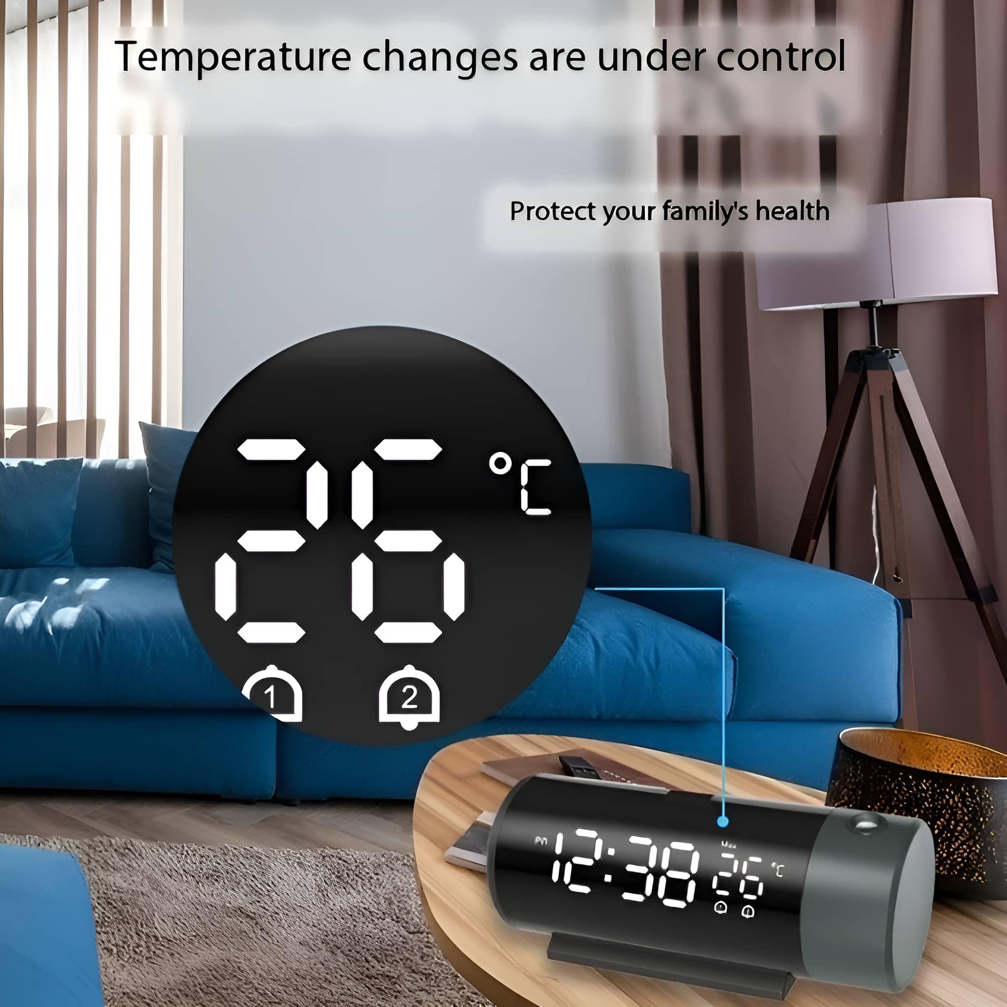 Eine Digitalanzeige mit Temperatur und Uhrzeit auf einem Tisch. Ein Sofa und eine Lampe sind im Hintergrund.