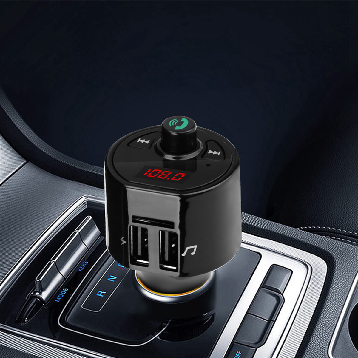 Ein schwarzes Autoladegerät mit roter Anzeige und zwei USB-Anschlüssen in der Konsole eines Autos.