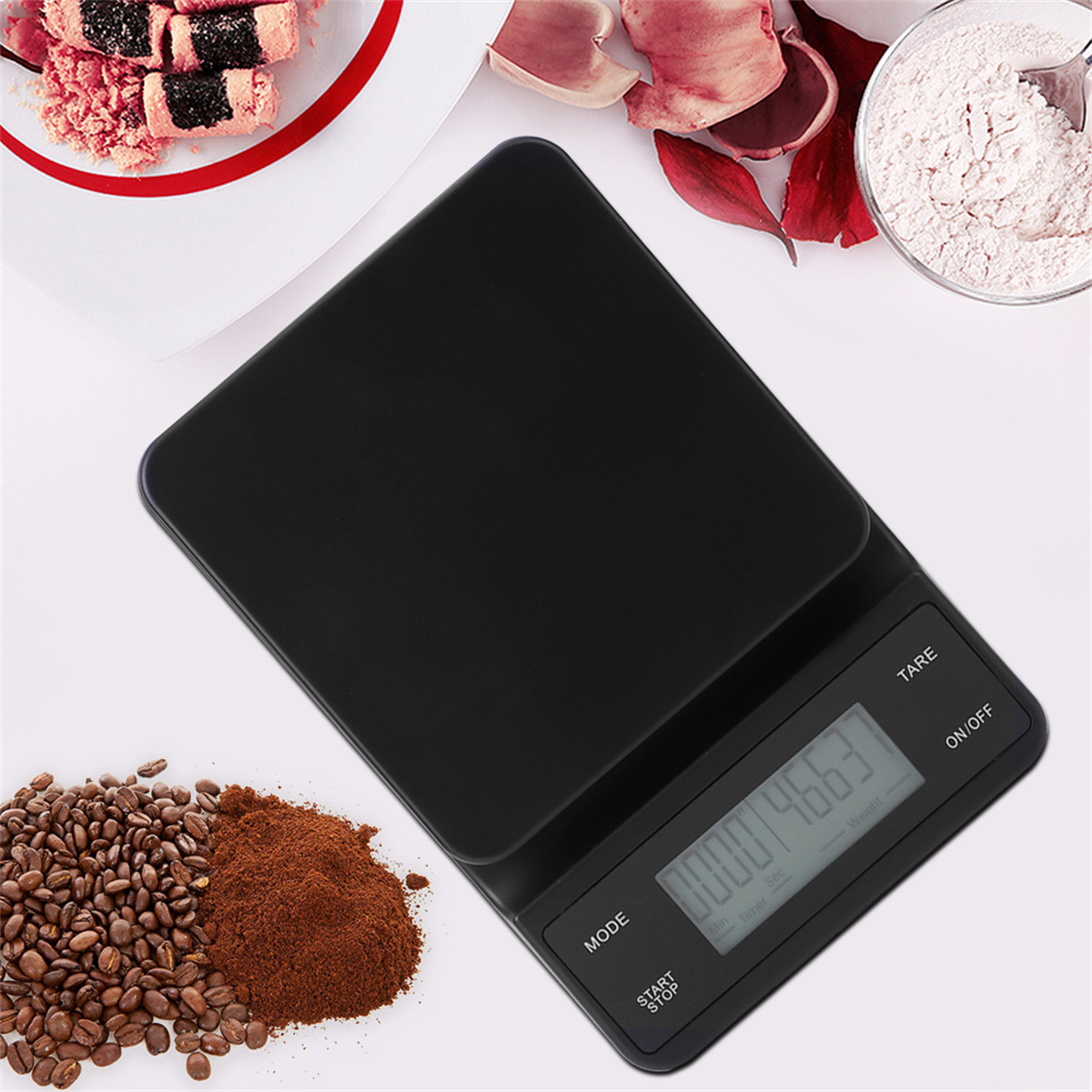 Schwarze digitale Küchenwaage mit Anzeige 0,000. Kaffeebohnen, Pulver und Essen an den Seiten.