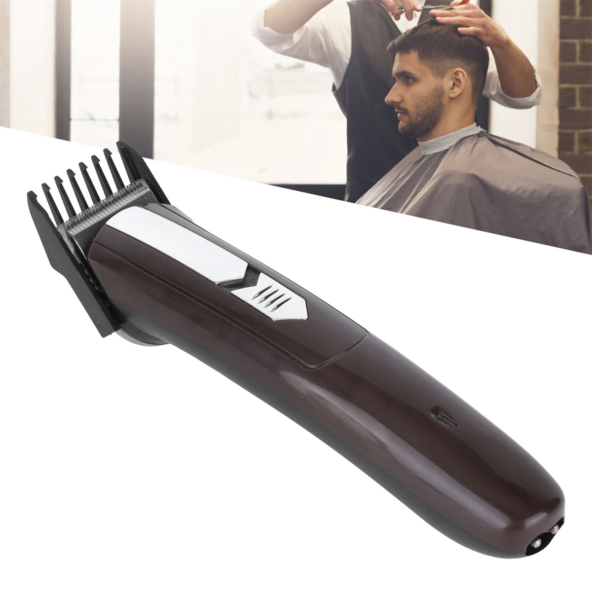 Haarschneidemaschine zum Haareschneiden. Friseur und Kunde im Hintergrund.
