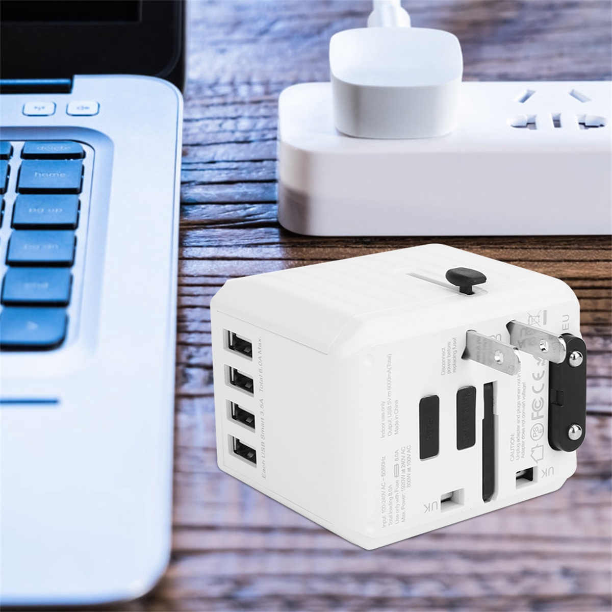 Weißer Universal-Reiseadapter mit mehreren USB-Anschlüssen und Stecker.