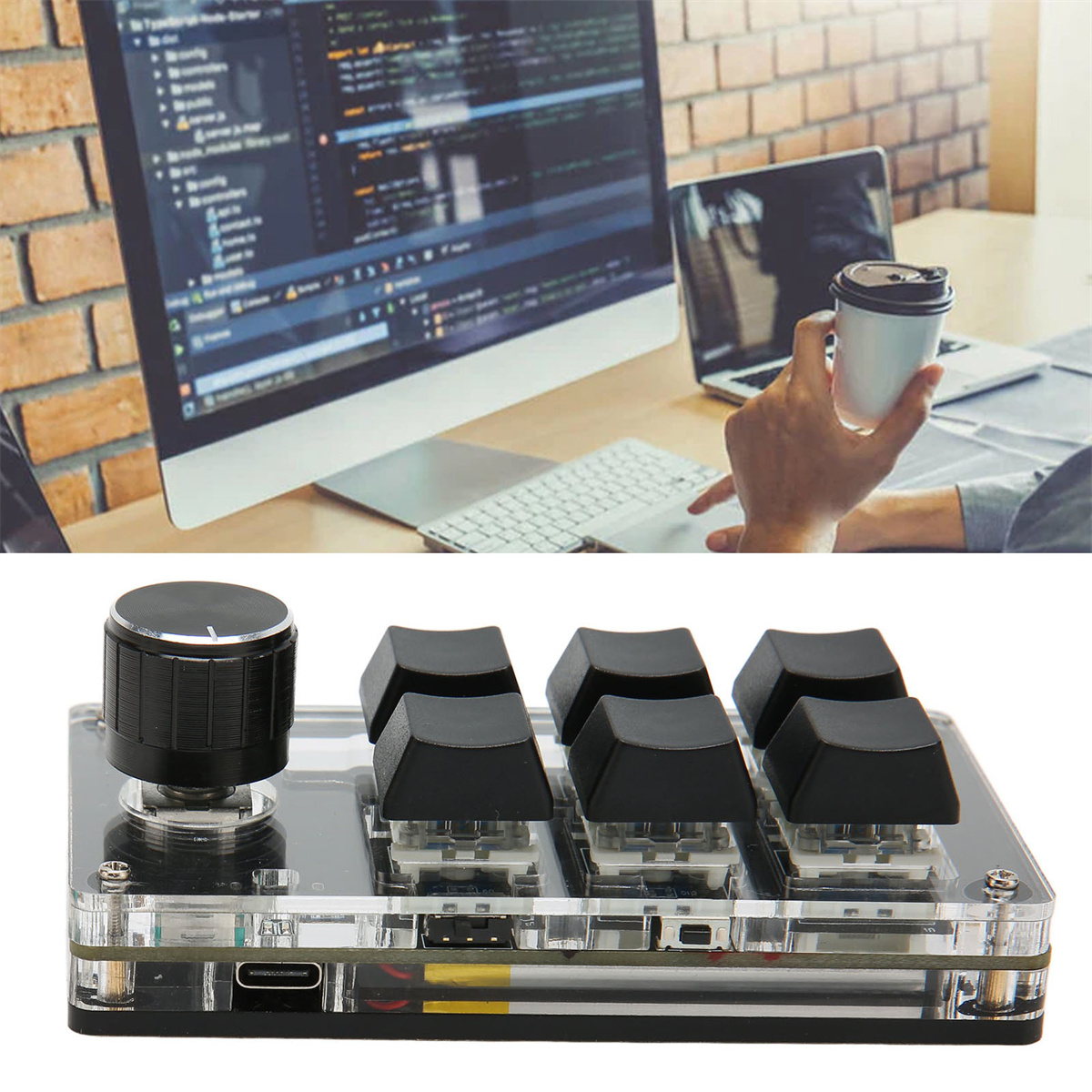 Programmierer-Setup mit benutzerdefinierter Tastatur, Computermonitoren und Kaffeetasse.