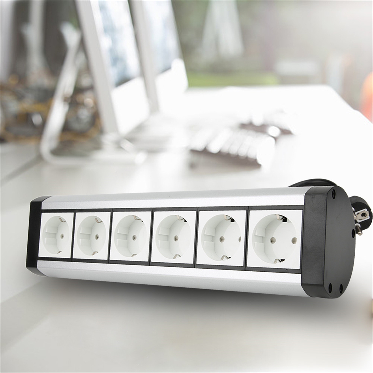 Silberne Steckdosenleiste mit sechs weißen Steckdosen, einem schwarzen Ende und einem Stecker.