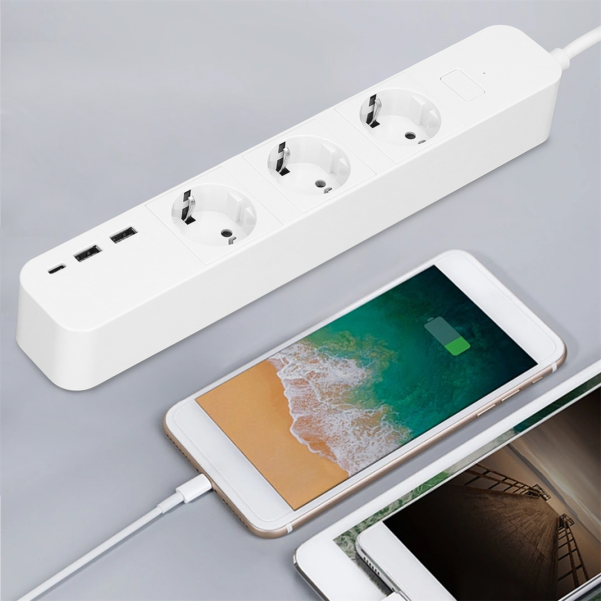Weiße Steckdosenleiste mit drei Steckdosen, USB-Anschlüssen und Smartphone-Ladung.