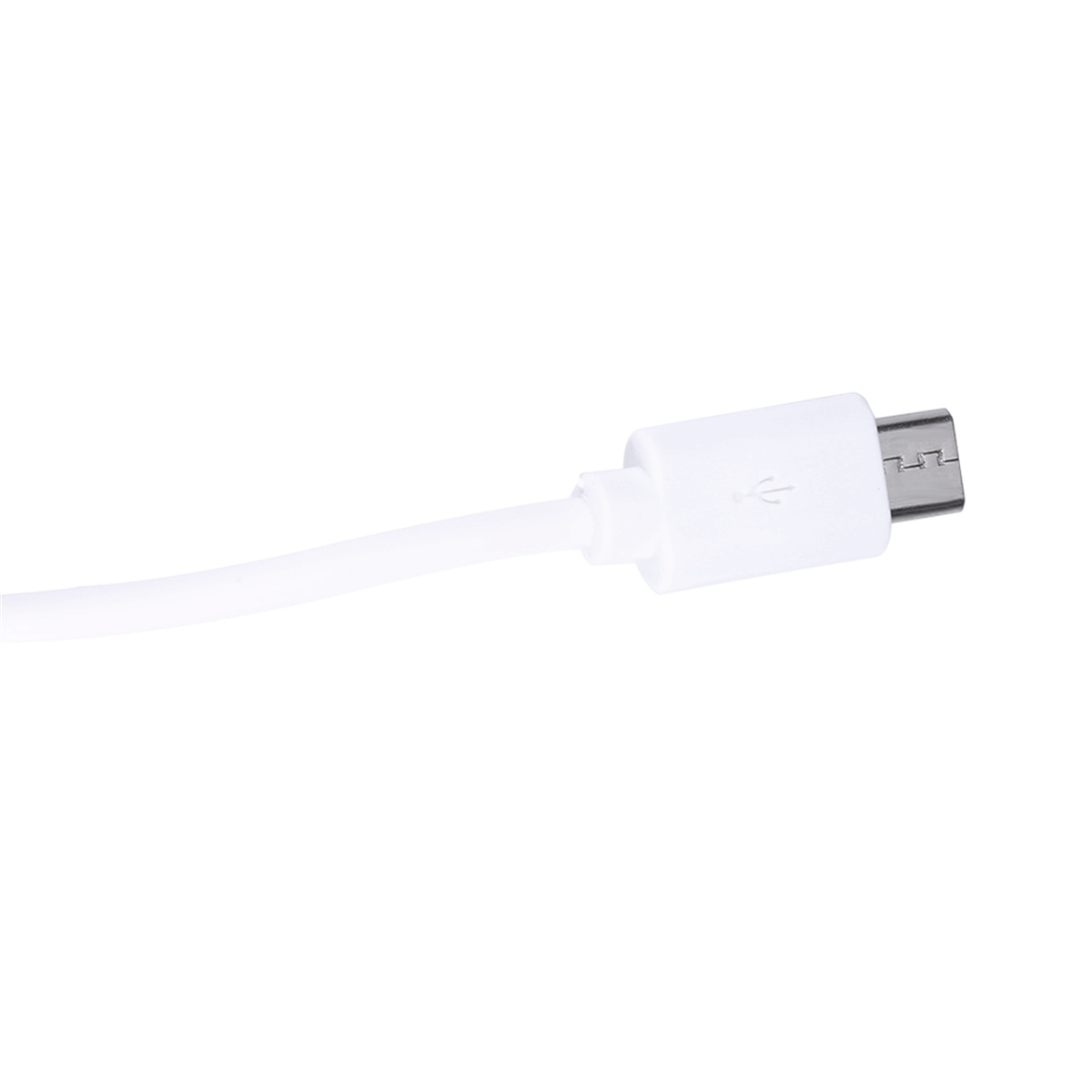 Nahaufnahme eines weißen USB-C-Kabels mit weißem Stecker auf weißem Hintergrund.