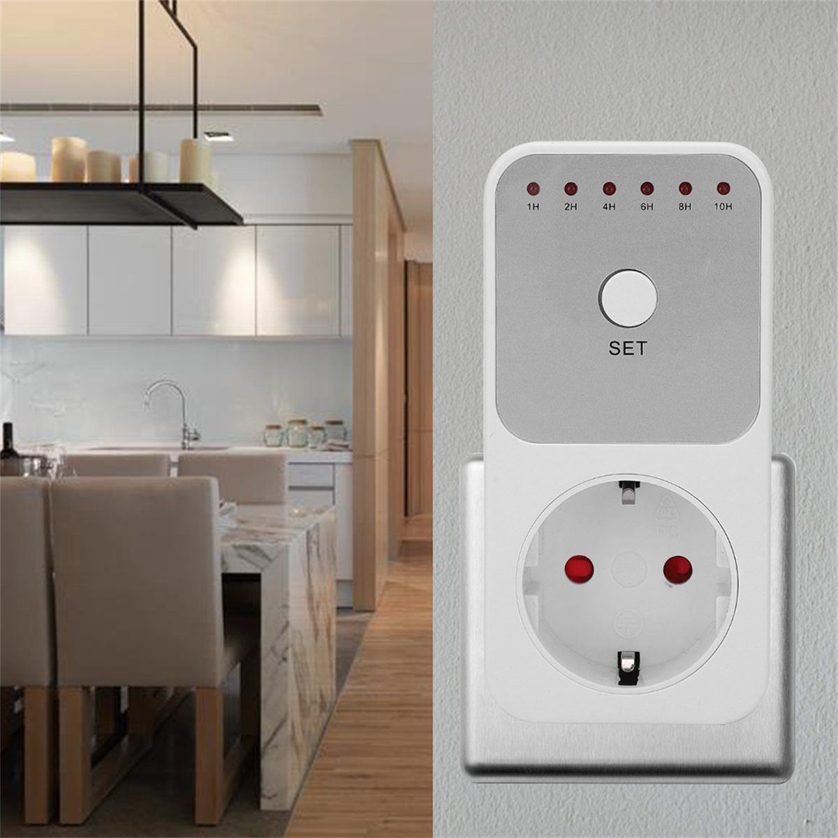 Ein weißer Smart Plug mit digitaler Anzeige an einer hellgrauen Wand, mit einem Raumsetting.