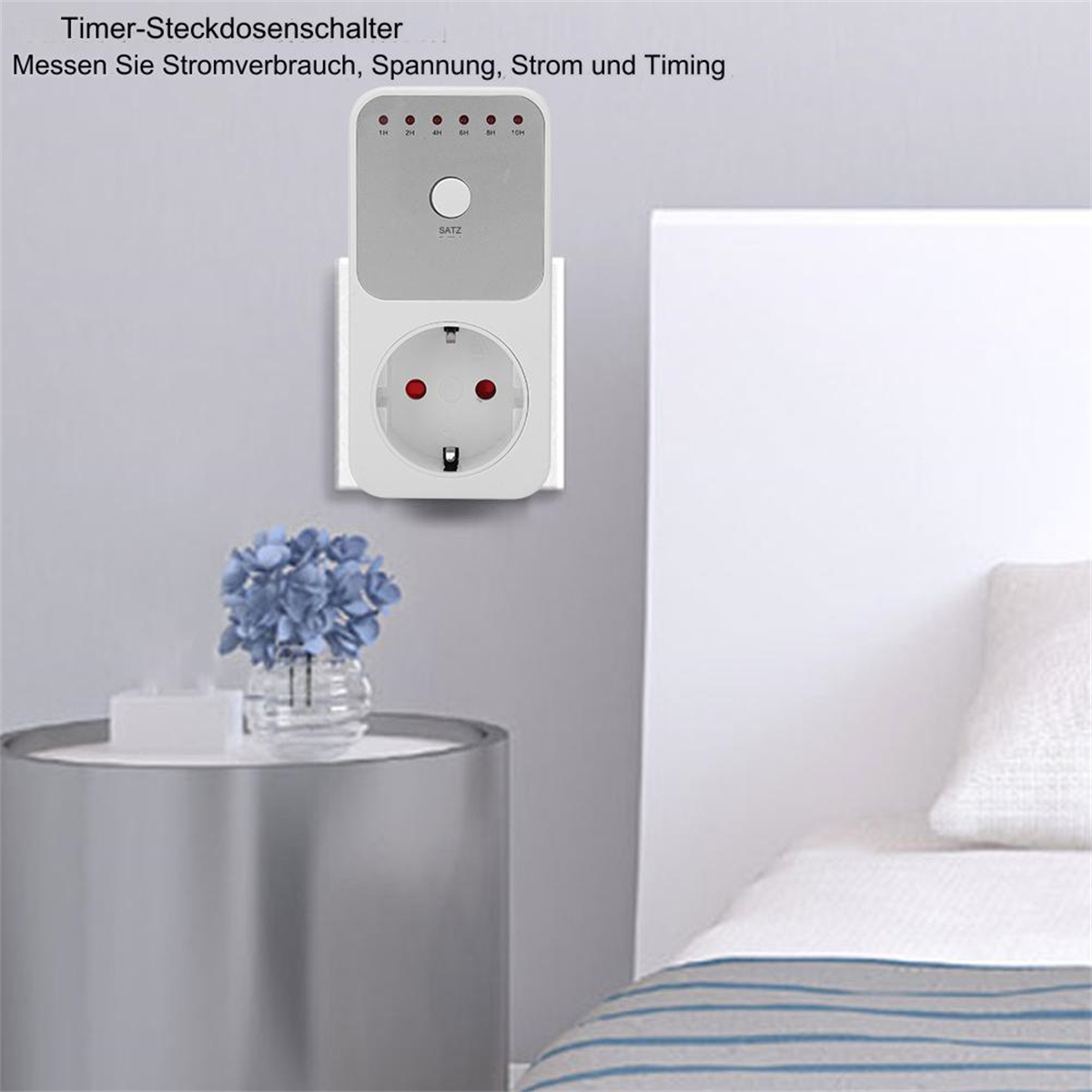 Weiße Steckdose mit Timer. Eine Vase mit blauen Blumen auf einem Tisch, ein Bett im Hintergrund.