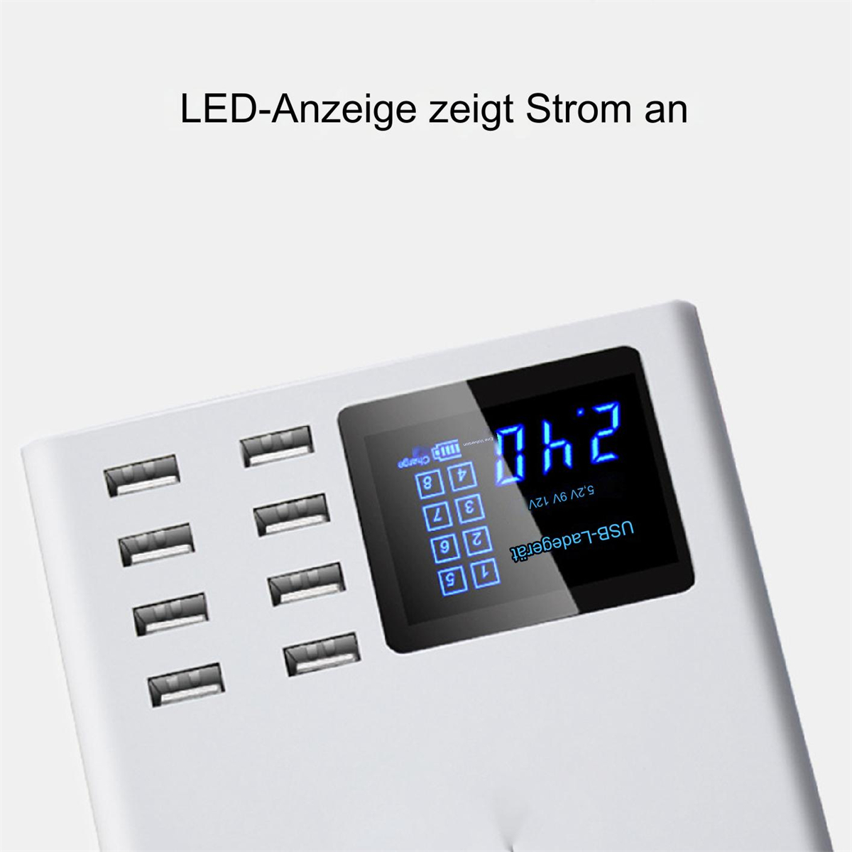 Weißes USB-Ladegerät mit mehreren Anschlüssen und Digitalanzeige der Leistung.