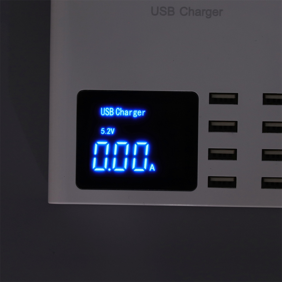 USB-Ladegerät mit Digitalanzeige für Spannung und Stromstärke, umgeben von mehreren USB-Anschlüssen.