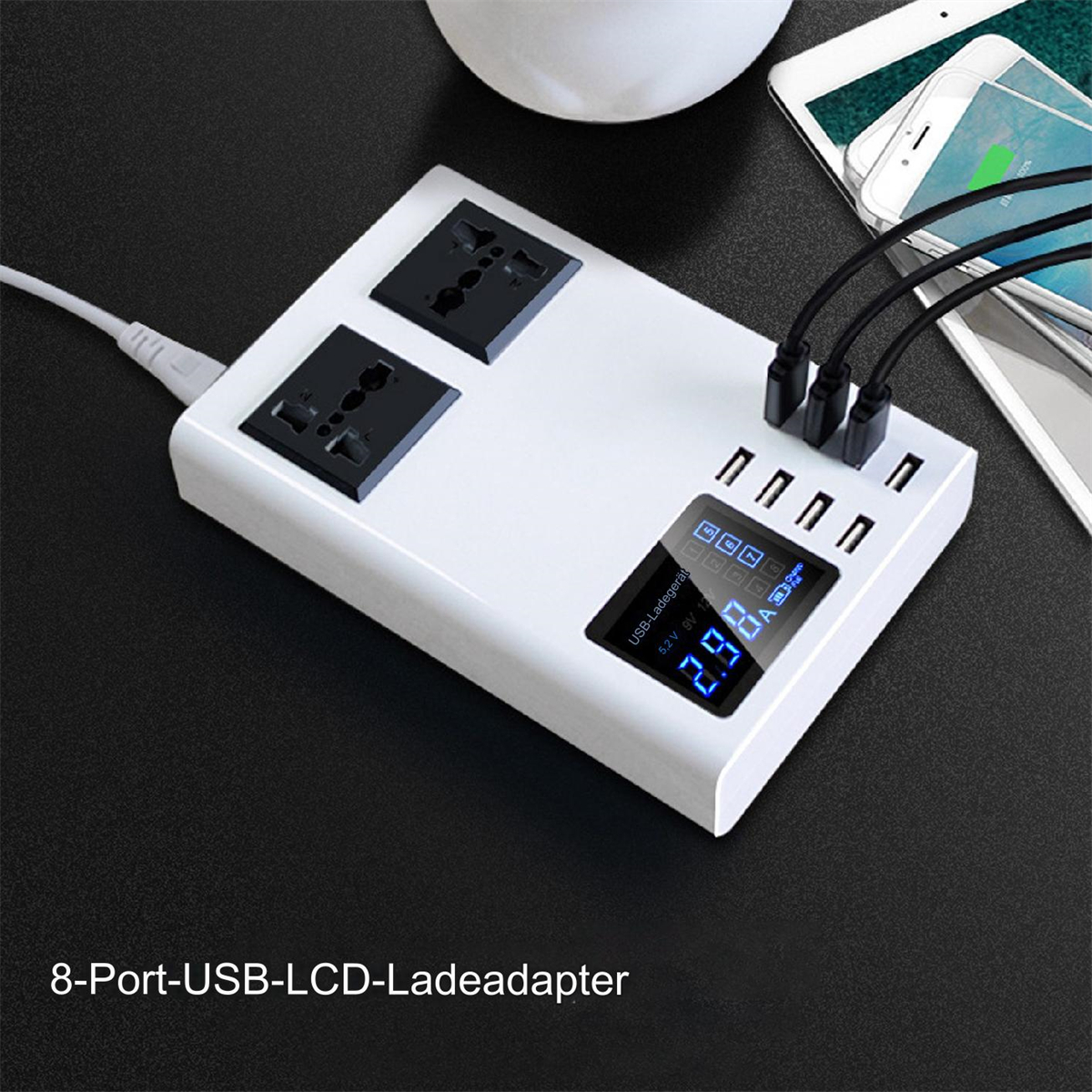 Ein weißer Netzadapter mit USB-Anschlüssen und zwei Steckdosen, eingesteckt in eine schwarze Oberfläche.