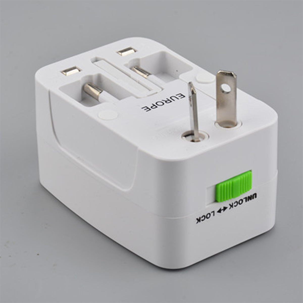 Weißer Reiseadapter. Enthält verschiedene Steckertypen. Grüner Entriegelungsknopf.