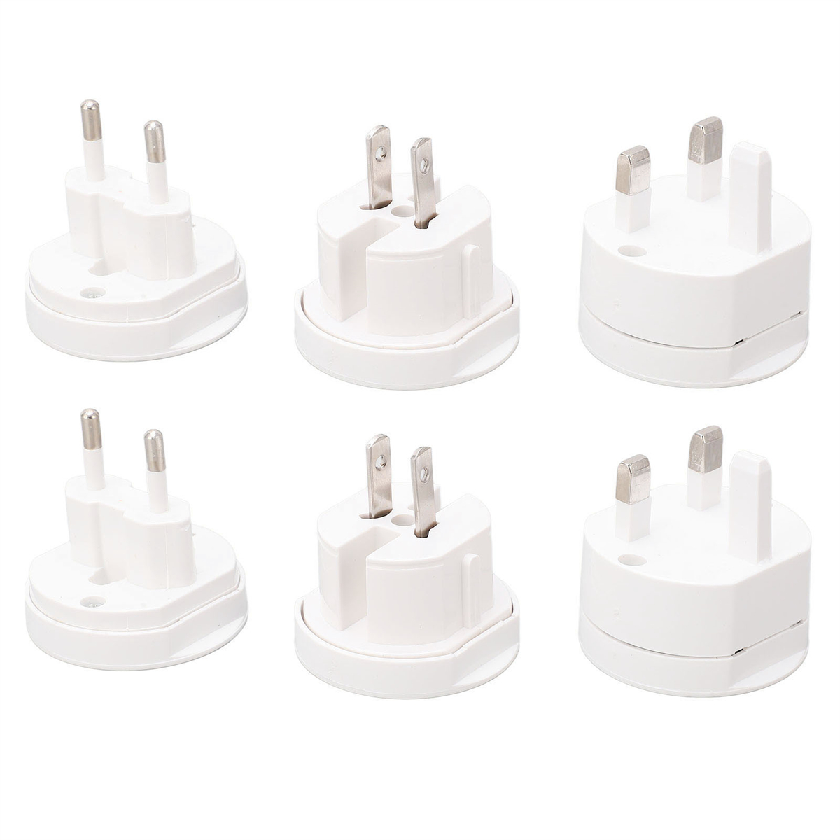 Sechs weiße Reiseadapter mit verschiedenen Stecker-Konfigurationen.
