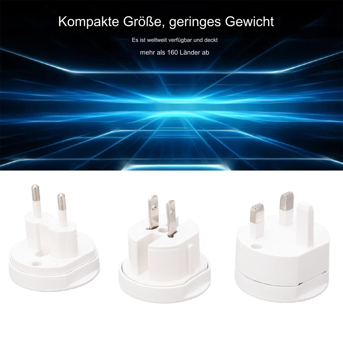 Drei weiße Reiseadapter-Stecker mit blauem Hintergrund und Text.
