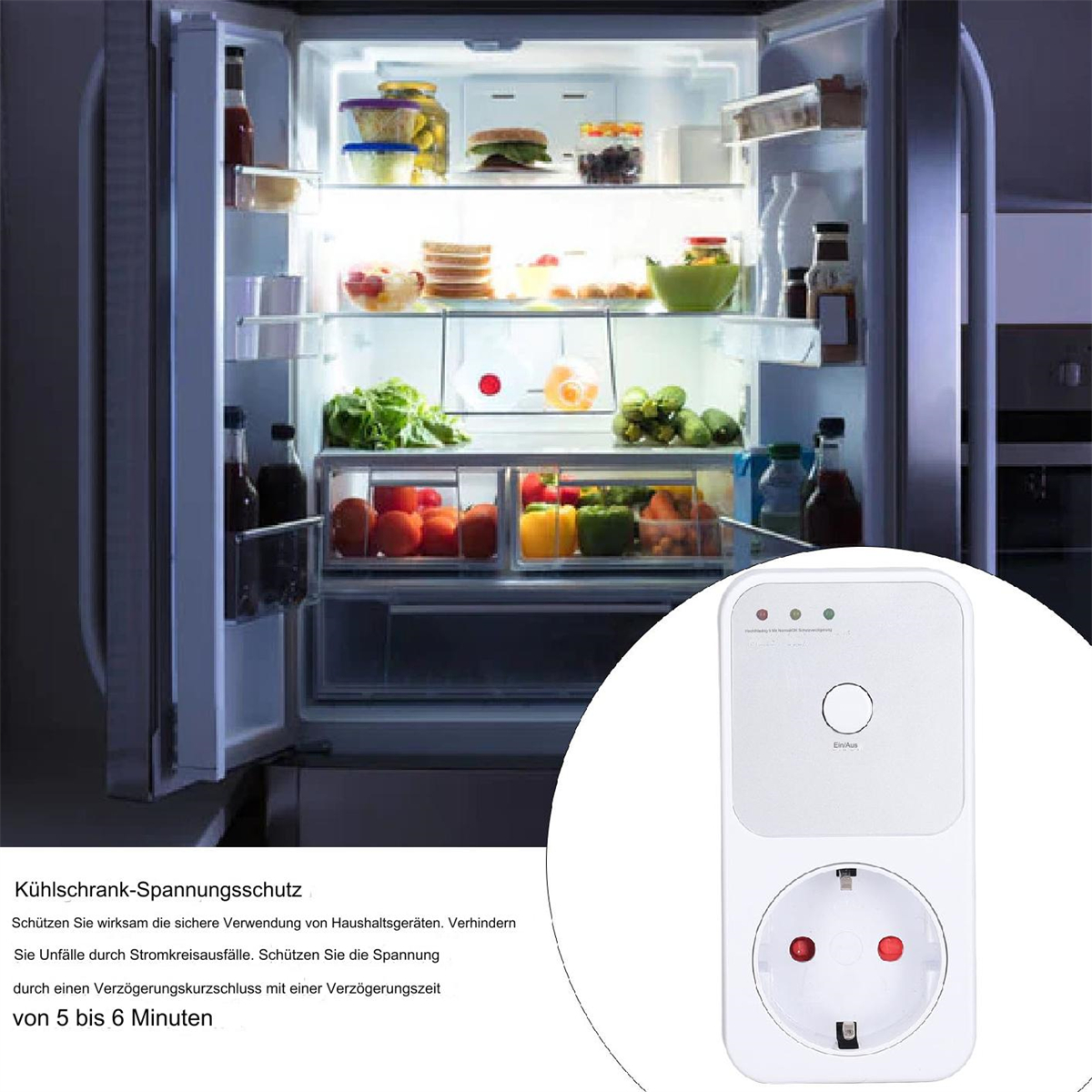 Kühlschrank mit Lebensmitteln und eine intelligente Steckdose mit Display und Stecker.