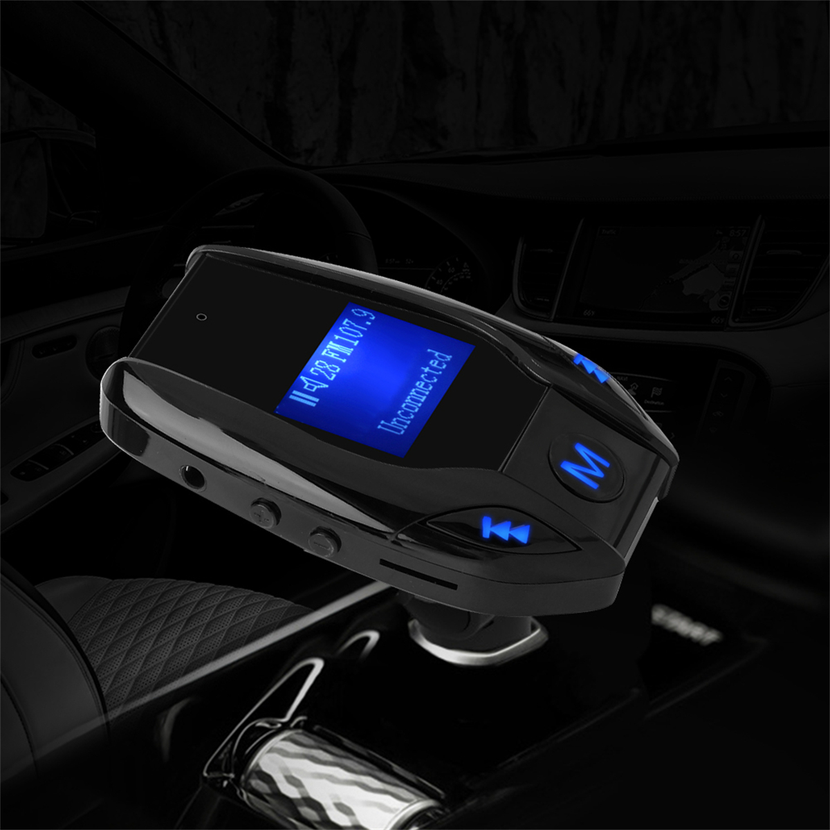 Schwarzes Autoladegerät mit blauem Display. Es zeigt 'Unconnected' und die Funkfrequenz an.