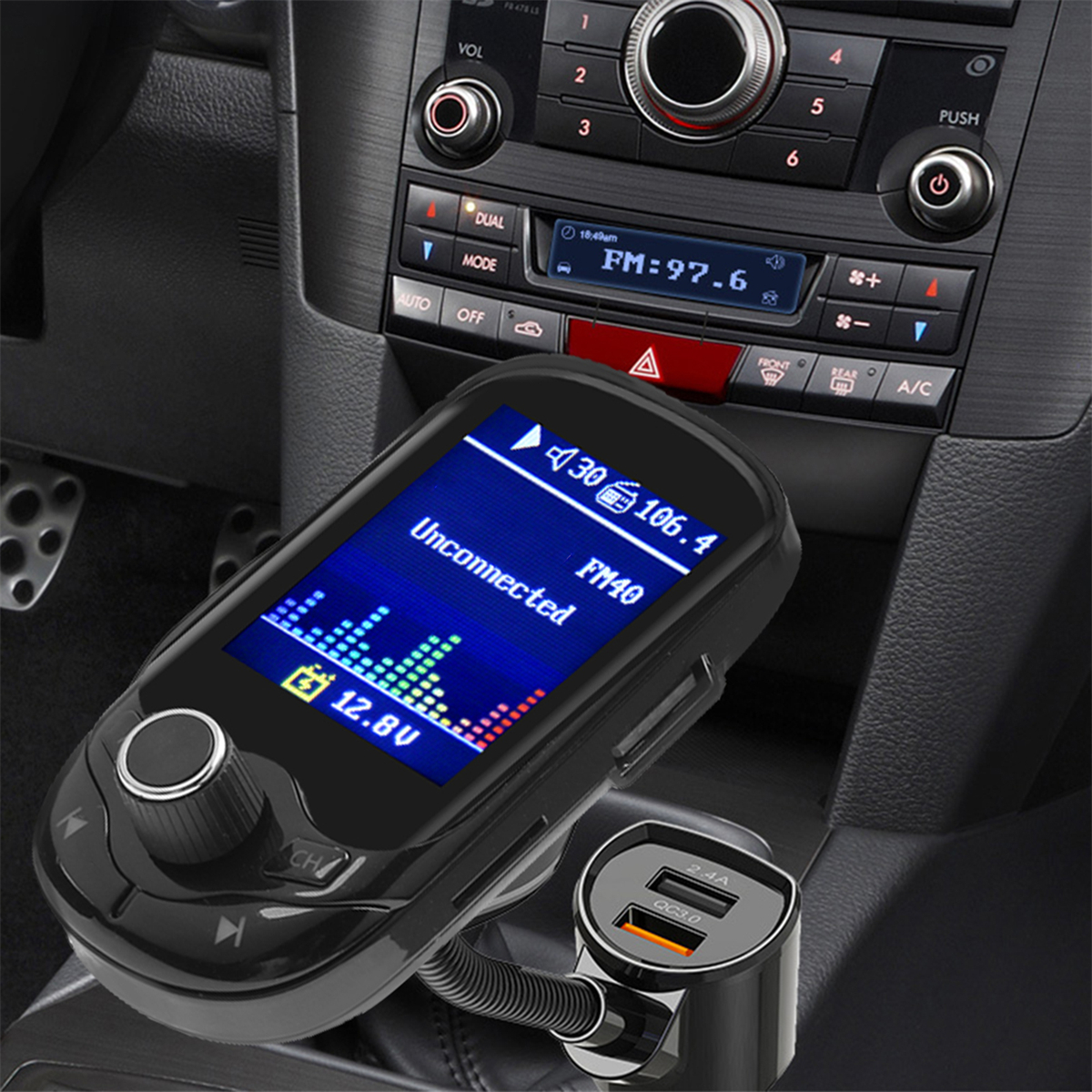 Auto-FM-Sender im Armaturenbrett, zeigt Display.