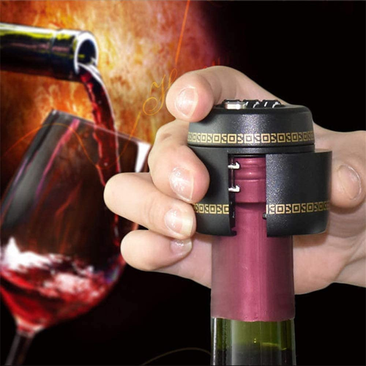 Hand hält einen schwarzen Weinverschluss. Wein wird in ein Glas im Hintergrund gegossen.