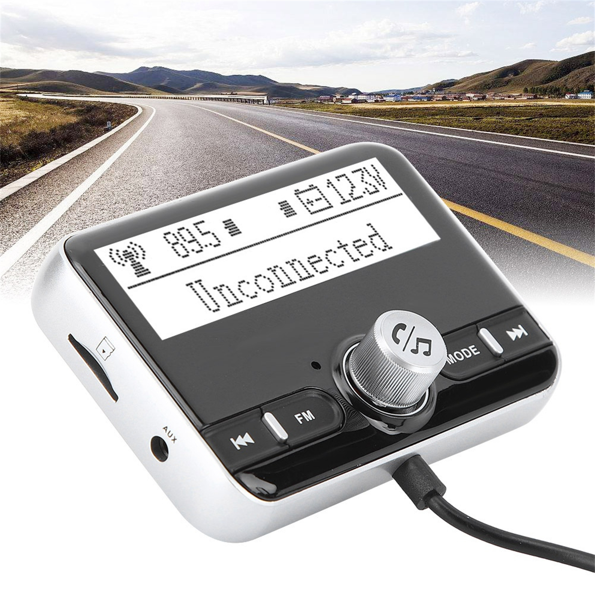 Schwarzer und silberner Auto-FM-Transmitter mit einem Bildschirm. Der Transmitter ist im Auto eingesteckt.