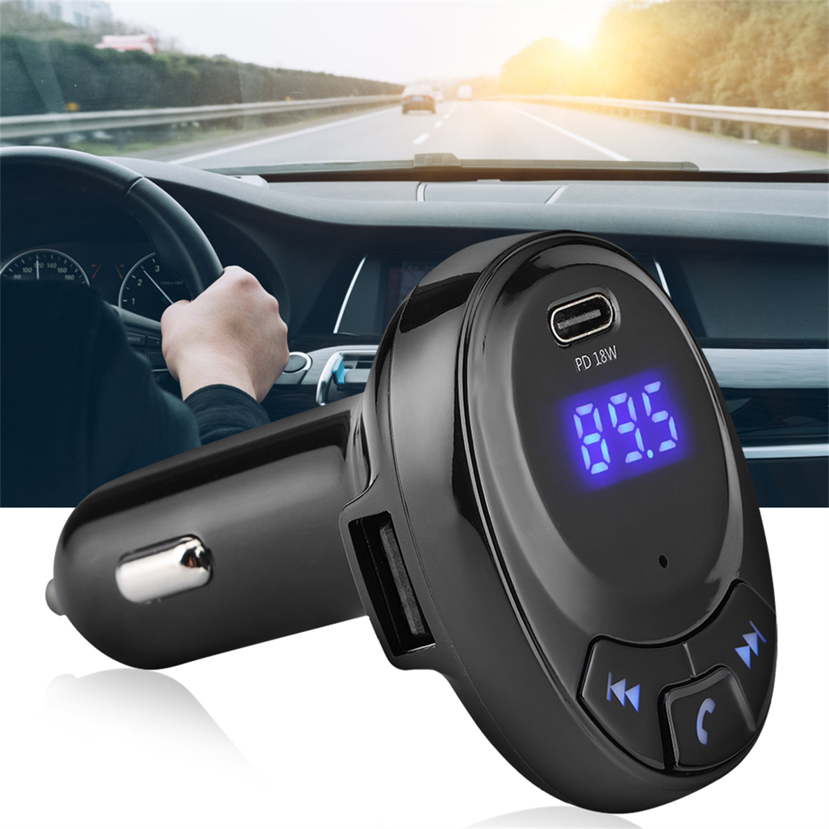 Schwarzes Autogerät mit blauem Display, das 89,5 anzeigt. USB- und Ladeanschlüsse sichtbar.