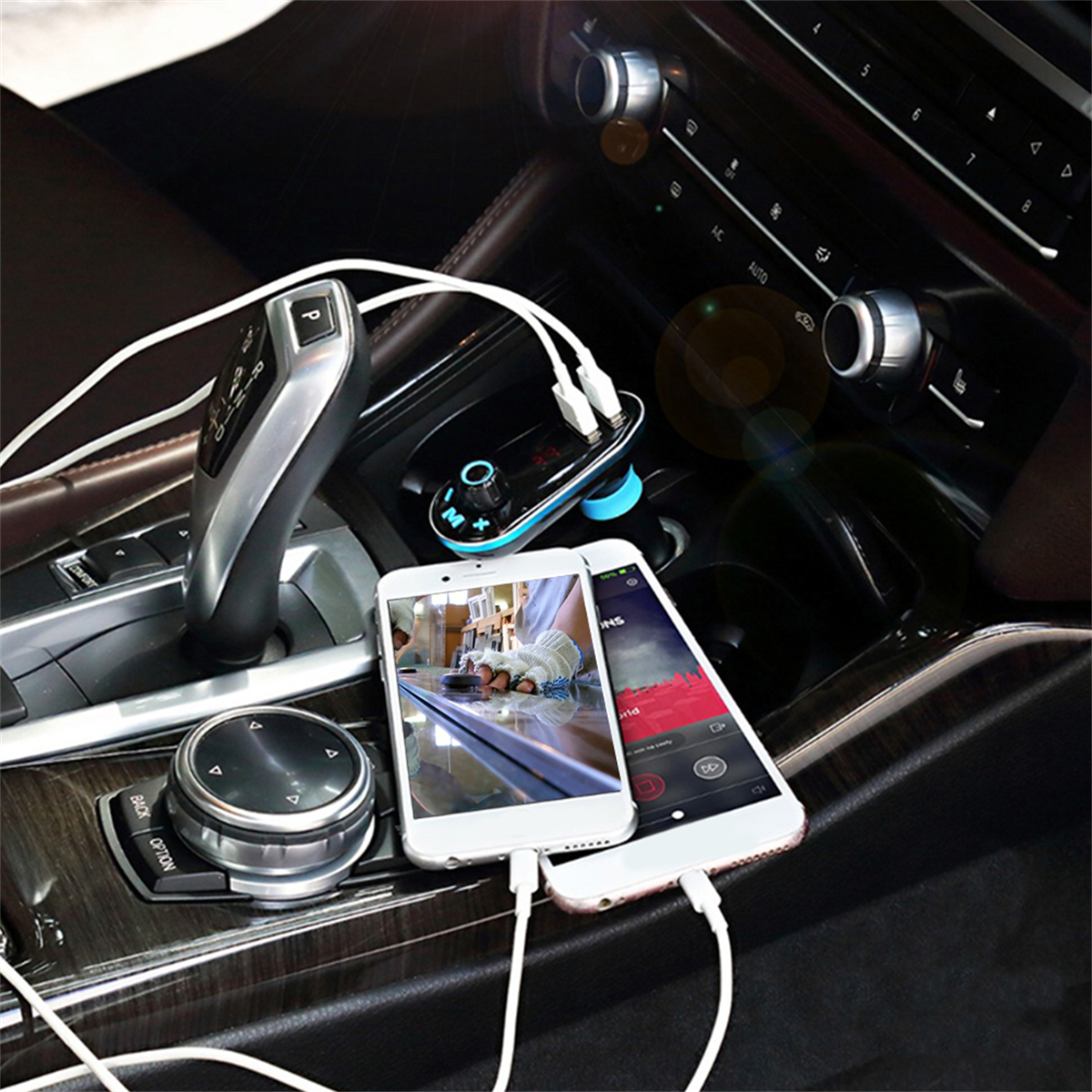 Zwei Telefone laden im Auto. Ein Bluetooth-Gerät und der Schalthebel sind sichtbar.