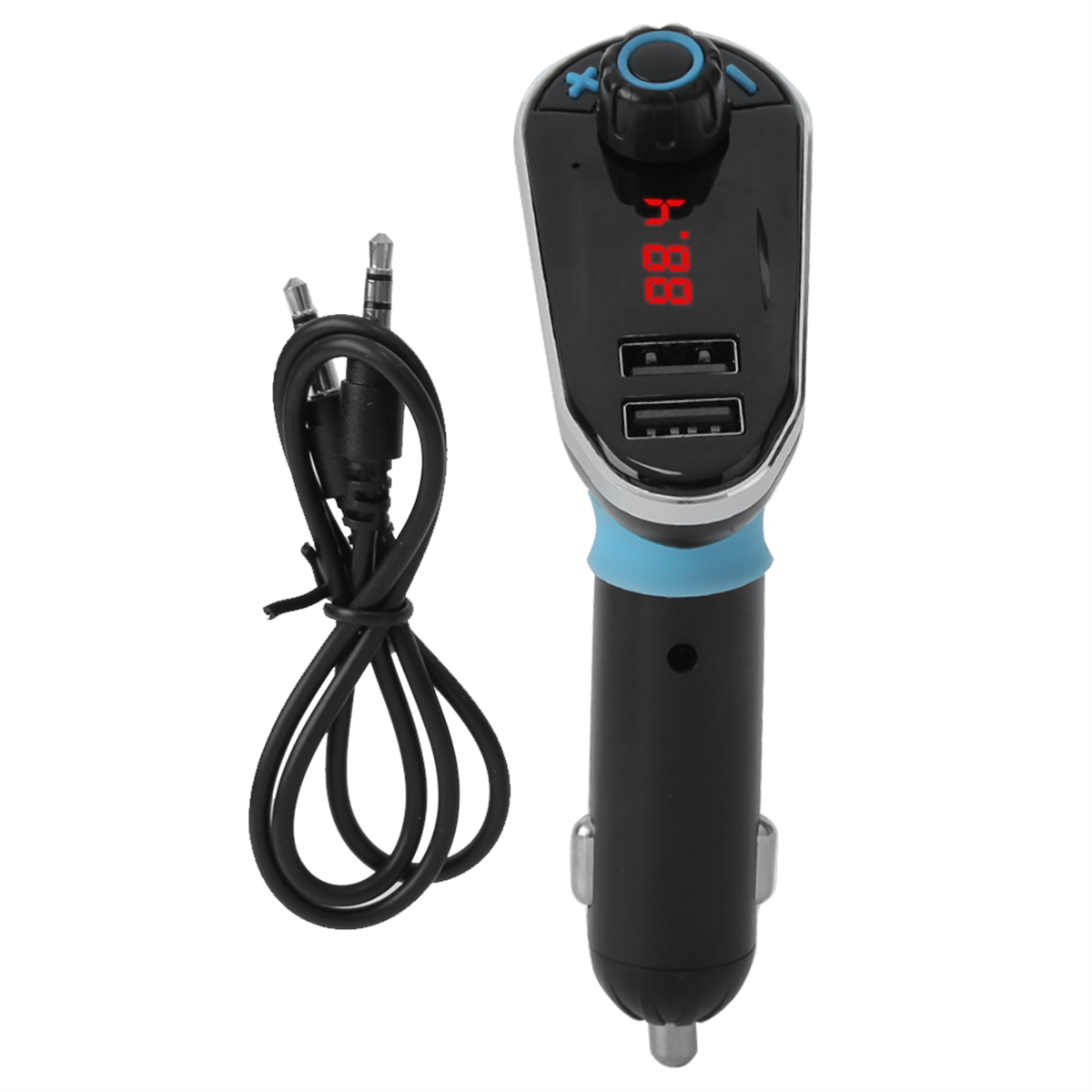Schwarzes Autoladegerät mit zwei USB-Anschlüssen, einem Display mit 88,4 und einem angeschlossenen Audiokabel.