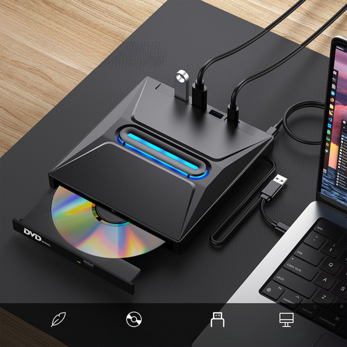 Ein schwarzes DVD-Laufwerk mit USB-Hub und Laptop.