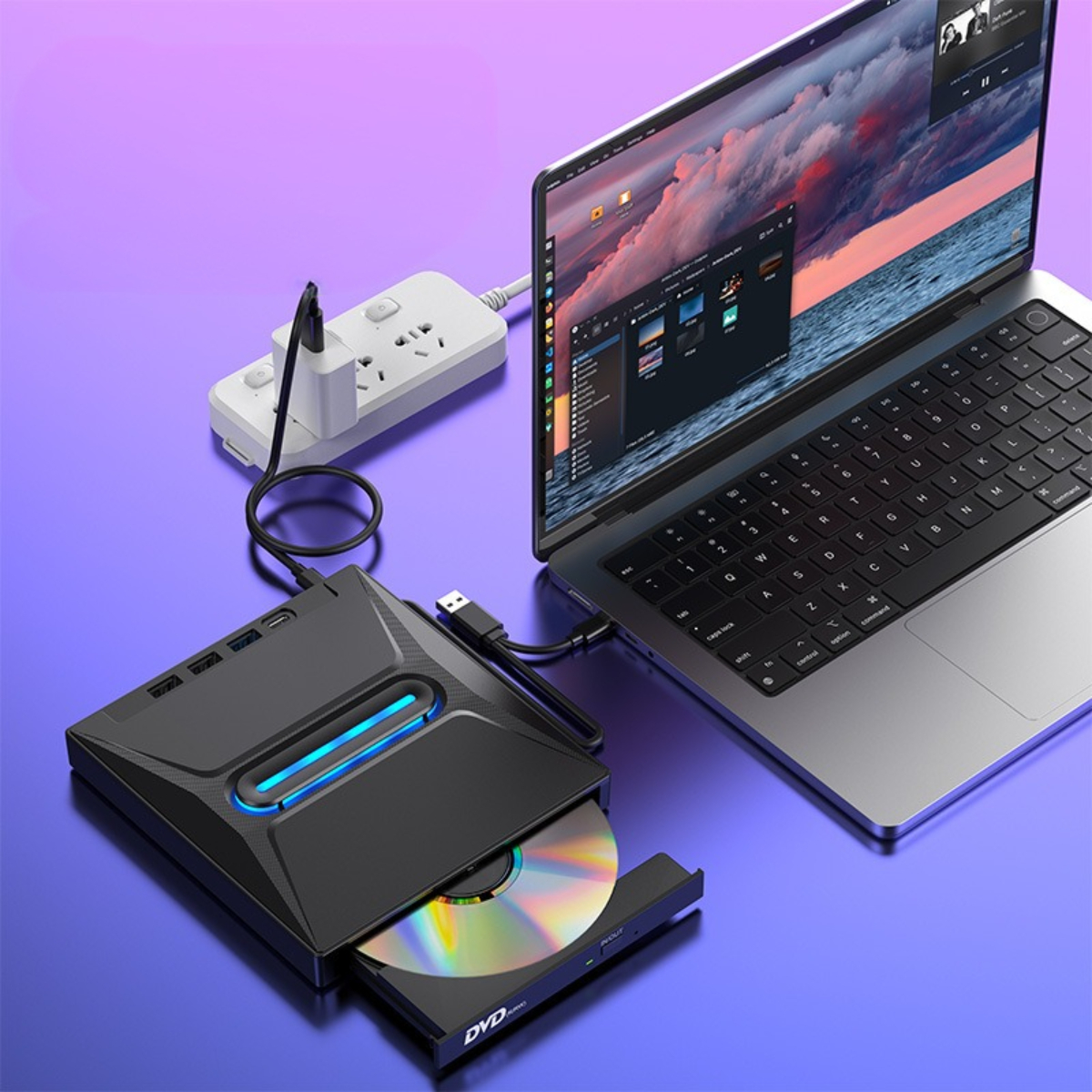 Laptop, DVD-Player, Steckdosenleiste und Ladegerät. Eine DVD wird in das Laufwerk eingelegt.
