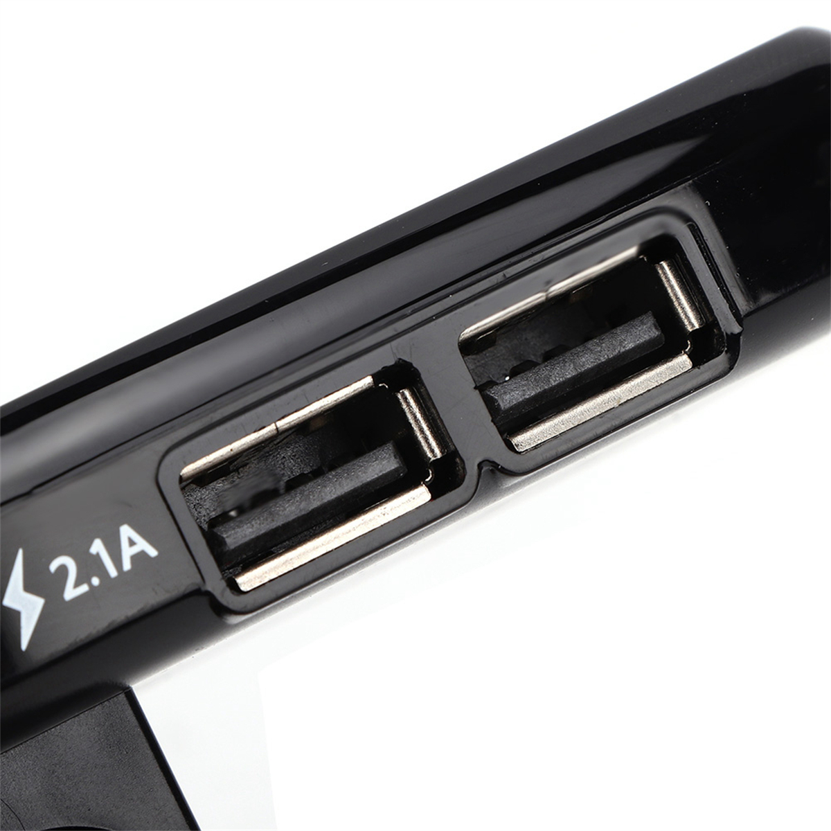Nahaufnahme eines schwarzen USB-Hubs mit zwei USB-Anschlüssen und 2,1A-Markierung.