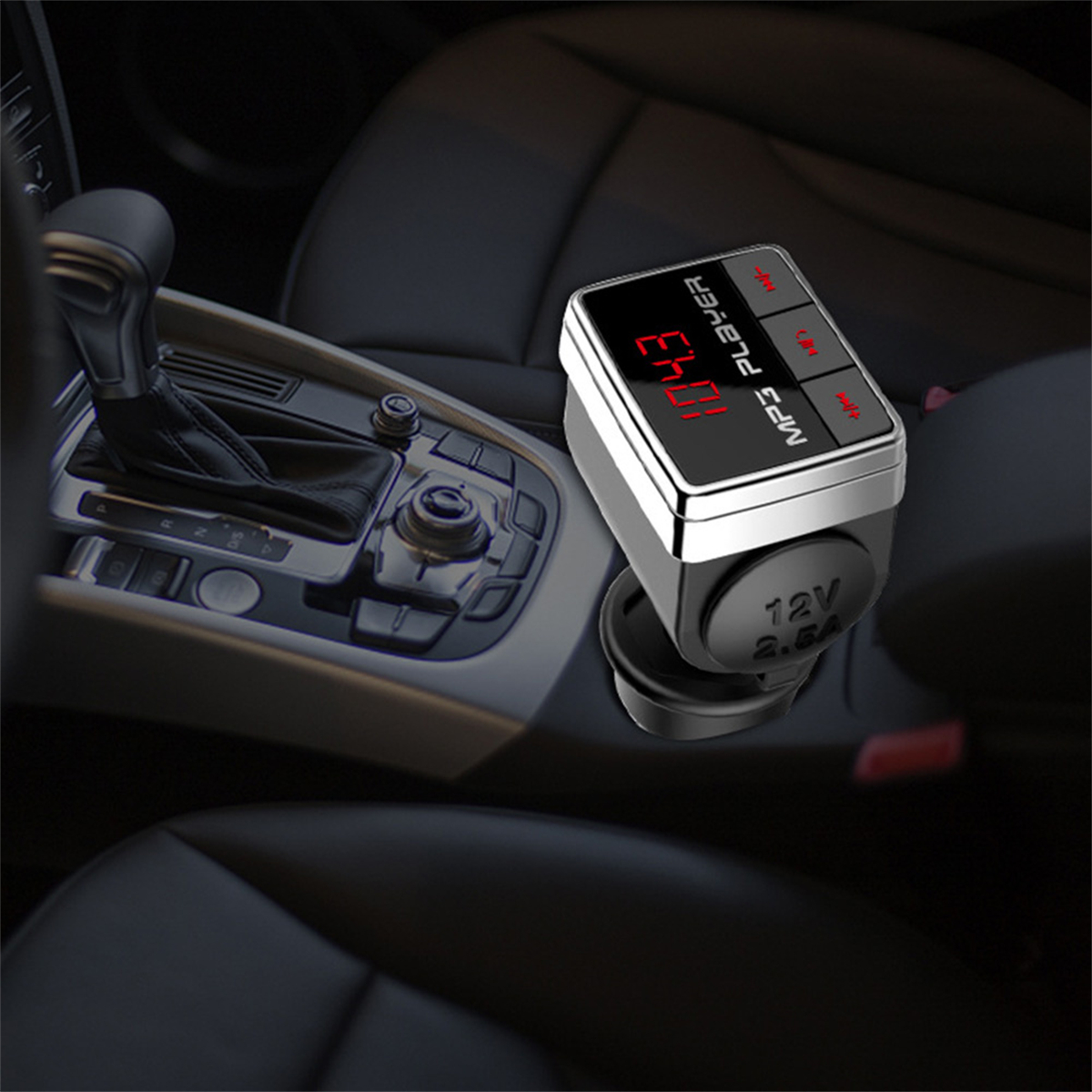 Schwarzer Auto-MP3-Player mit Digitalanzeige und Knöpfen. Er ist an einen Zigarettenanzünder angeschlossen.