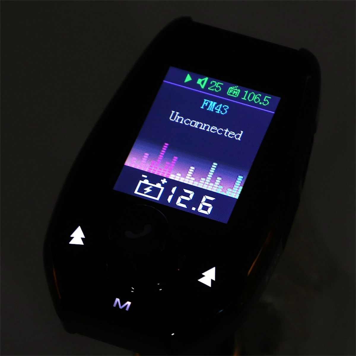 Ein schwarzer FM-Transmitter fürs Auto mit Bildschirm, der Radioinformationen anzeigt.