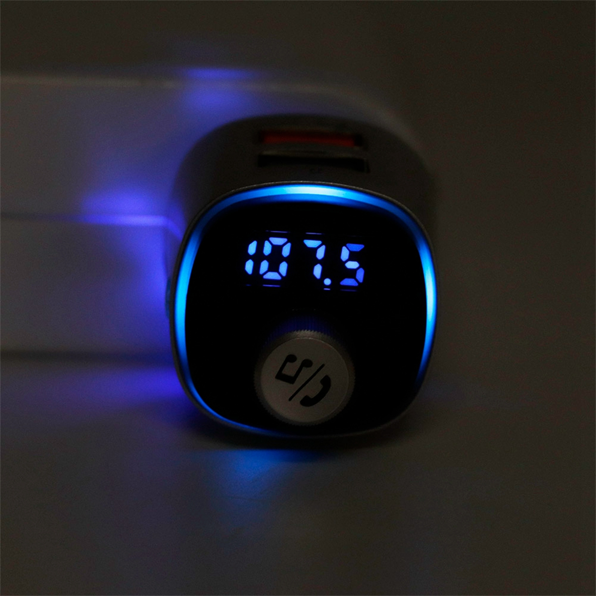 Ein schwarzes Autoladegerät mit Digitalanzeige 107,5. Blaues Licht um die Anzeige.
