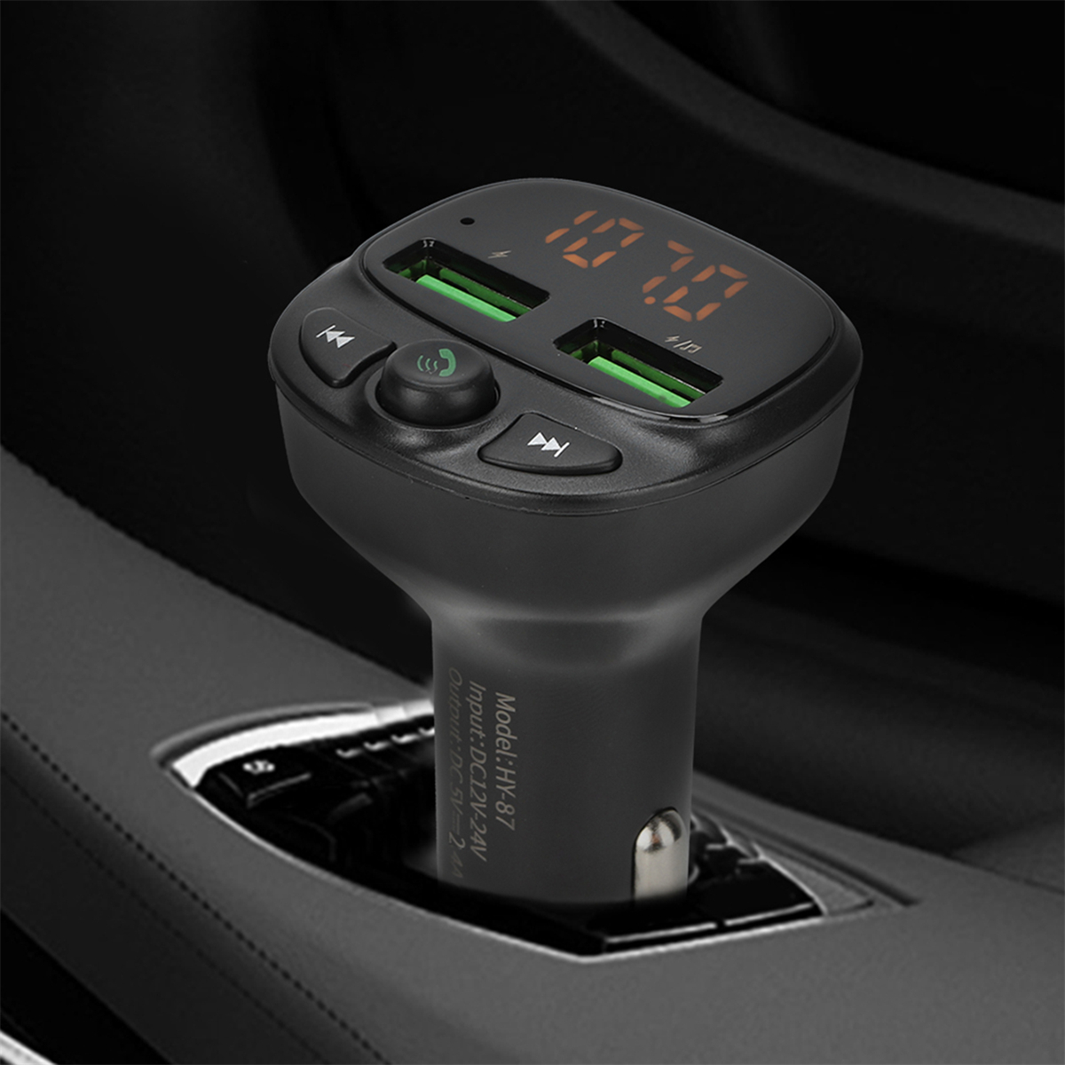 Schwarzes Autoladegerät mit Digitalanzeige und USB-Anschlüssen. Es ist im Auto eingesteckt.