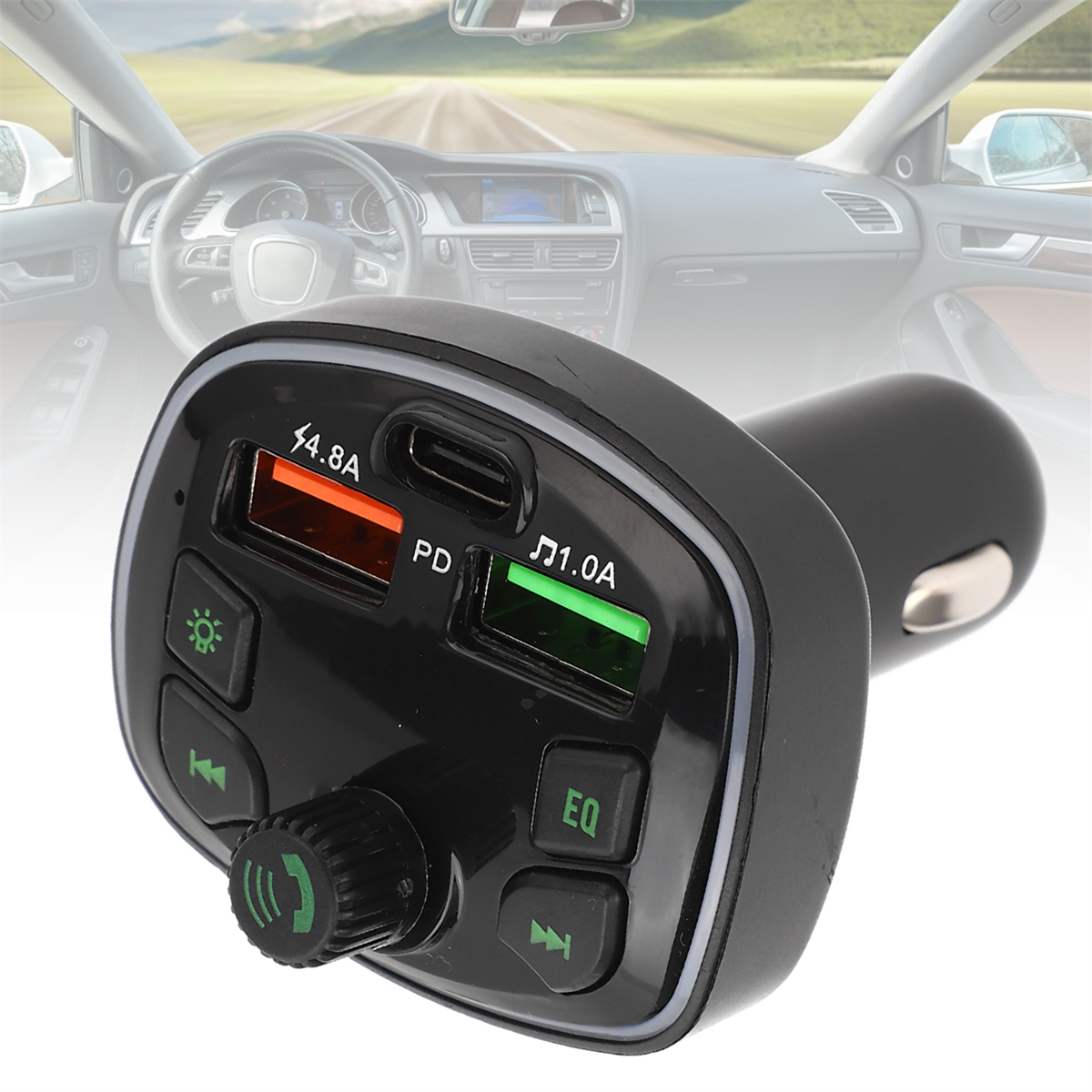 Schwarzes Autoladegerät mit USB-Anschlüssen. Es hat grüne und rote Lichter und Tasten.