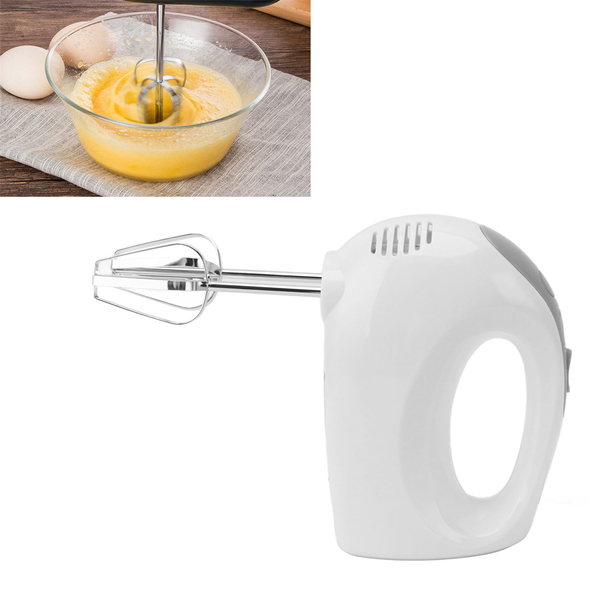 Ein weißer Handmixer mit einer Schüssel mit Teig und zwei Eiern auf weißem Hintergrund.