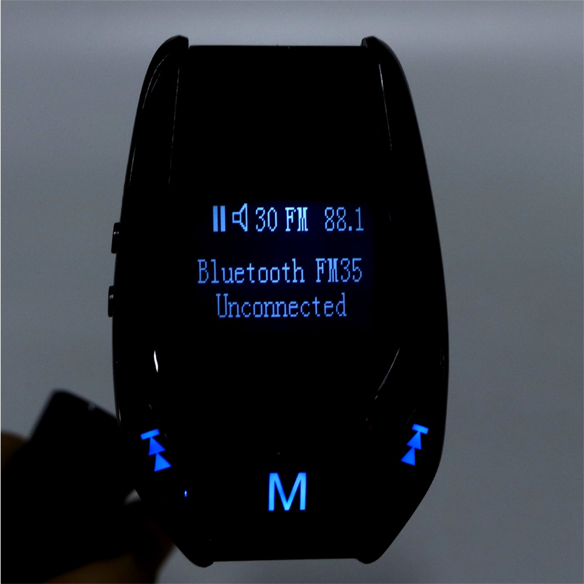 Schwarzer Auto-MP3-Player mit blauem Display, das UKW-Radio und Bluetooth anzeigt.
