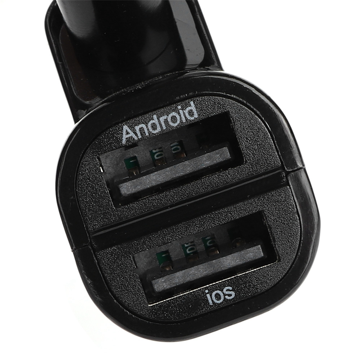 Schwarzes USB-Ladegerät mit zwei Anschlüssen, beschriftet mit Android und iOS. Draufsicht.