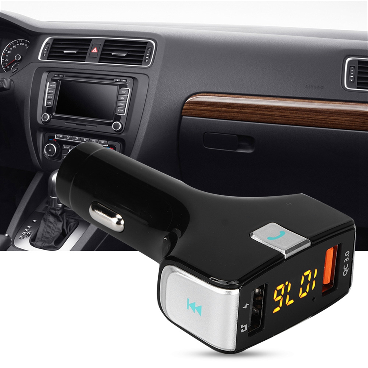 Ein schwarzes USB-Autoladegerät mit digitaler Anzeige, die '91.0' zeigt, und anderen Funktionen. Es befindet sich in einem Auto.