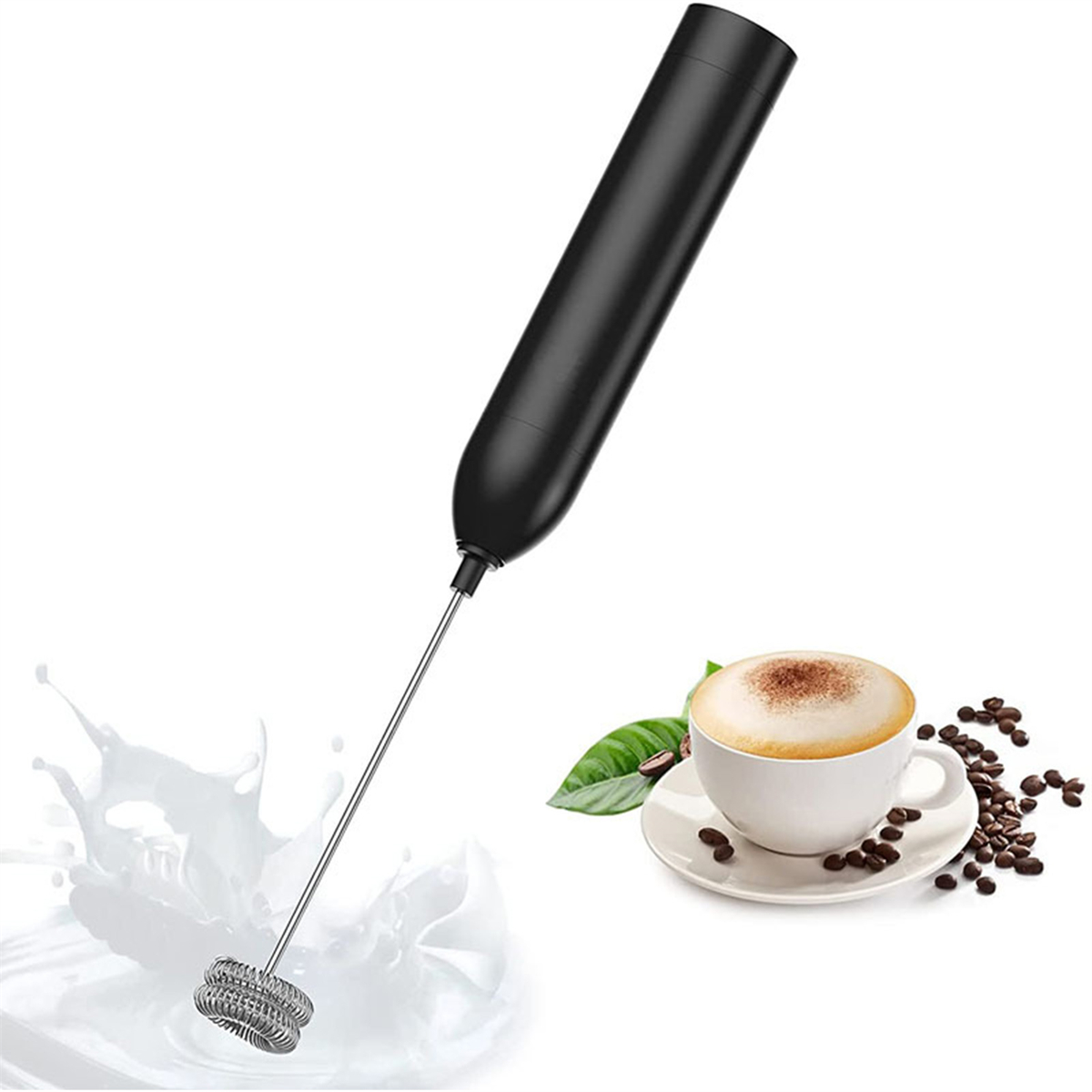 Schwarzer Milchaufschäumer. Eine Kaffeetasse und Milchspritzer daneben.