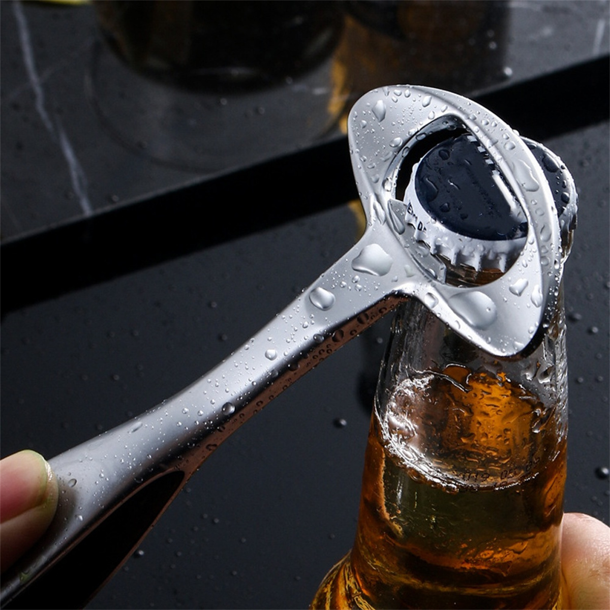 Silberner Flaschenöffner, der eine Bierflasche öffnet. Der Öffner hat eine gebogene Form.