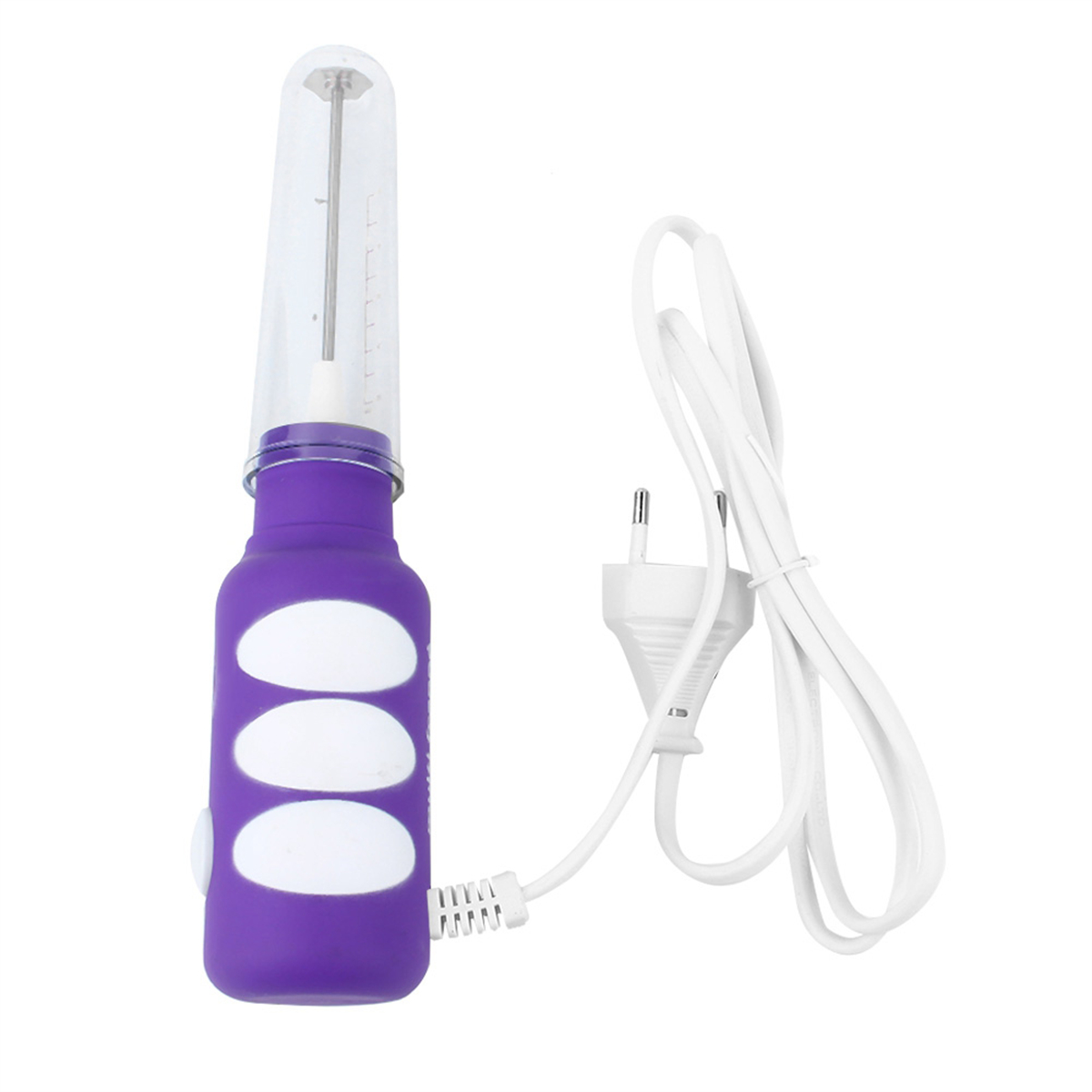 Lila elektrischer Milchaufschäumer mit weißem Kabel und Dreipolstecker. Weißer Hintergrund.