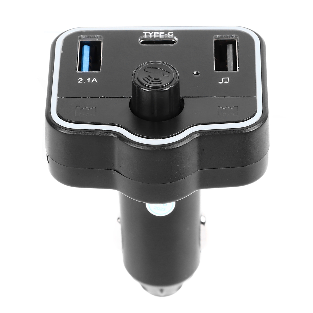 Schwarzes Autoladegerät mit USB-Anschlüssen und einem Typ-C-Anschluss. Es hat einen Knopf und befindet sich auf weißem Hintergrund.
