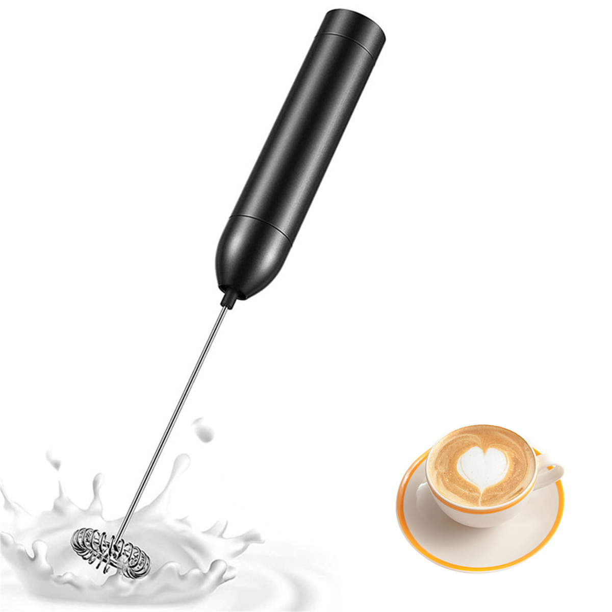 Schwarzer Milchaufschäumer mit Milchschaumspritzer und eine Tasse Kaffee mit Herzform auf Weiß.