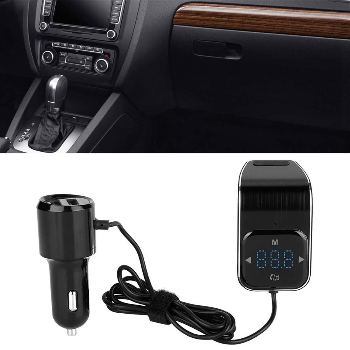Schwarzer FM-Transmitter, der in den Zigarettenanzünder eines Autos eingesteckt ist. Autointerieur im Hintergrund.