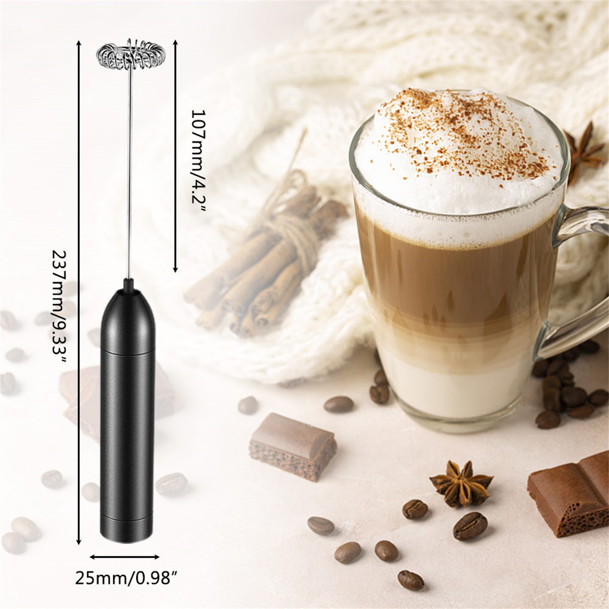 Ein schwarzer Milchaufschäumer mit Kaffee und Schokoriegel. Maße sind angegeben.