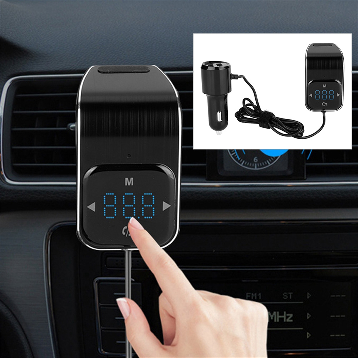 Auto-MP3-Player auf dem Armaturenbrett montiert. Hand berührt das Display. Separates USB-Ladegerät wird auch gezeigt.
