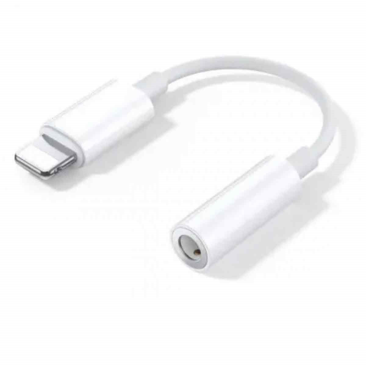 Ein weißer Lightning-auf-3,5-mm-Audioadapter wird vor weißem Hintergrund gezeigt.