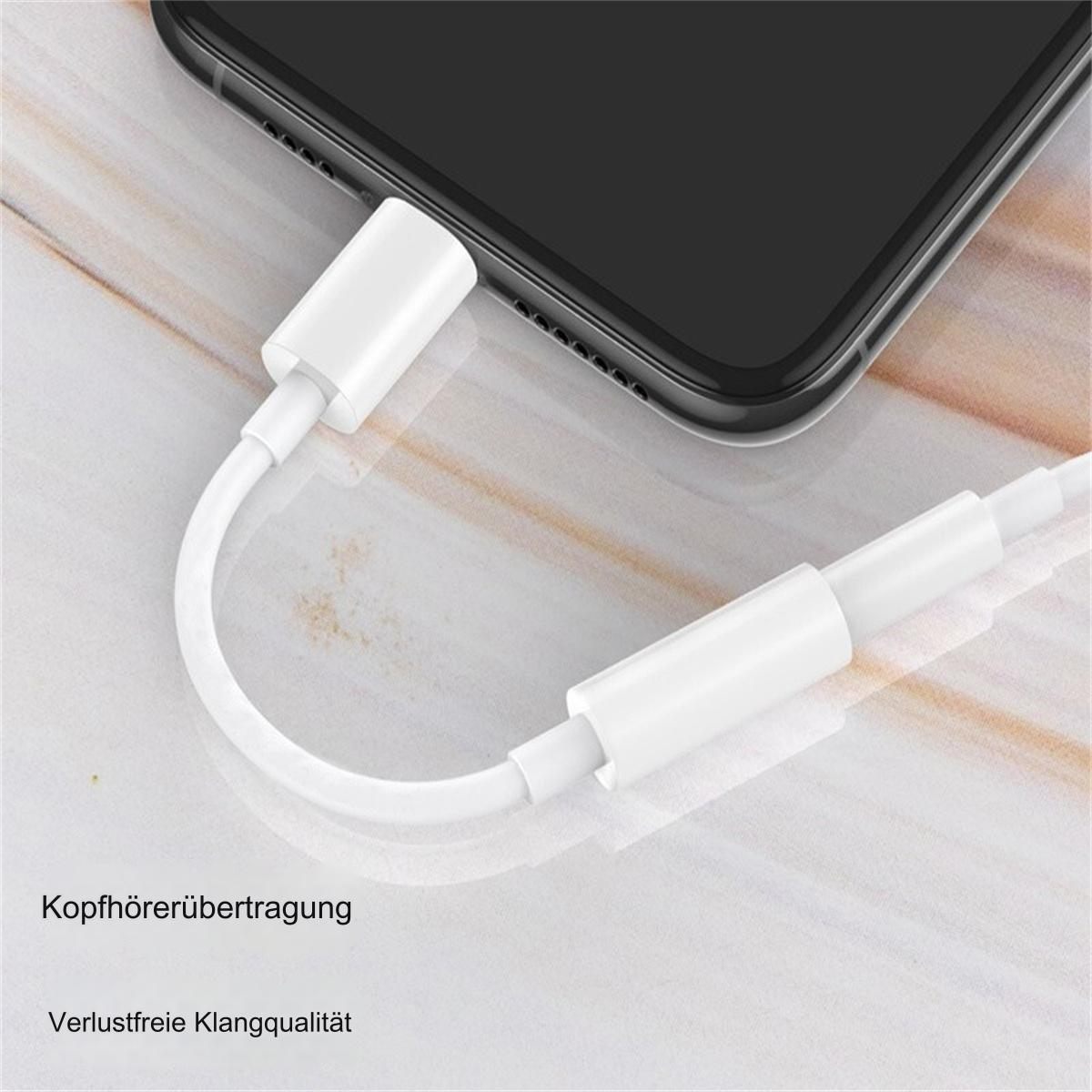 Ein weißes Kabel mit Lightning-Anschluss, das in ein Telefon eingesteckt ist.